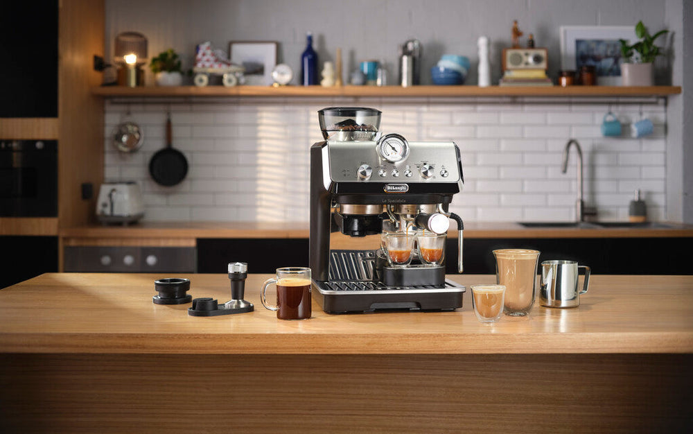 Machine expresso De'Longhi La Specialista sur le plan de travail d'une cuisine