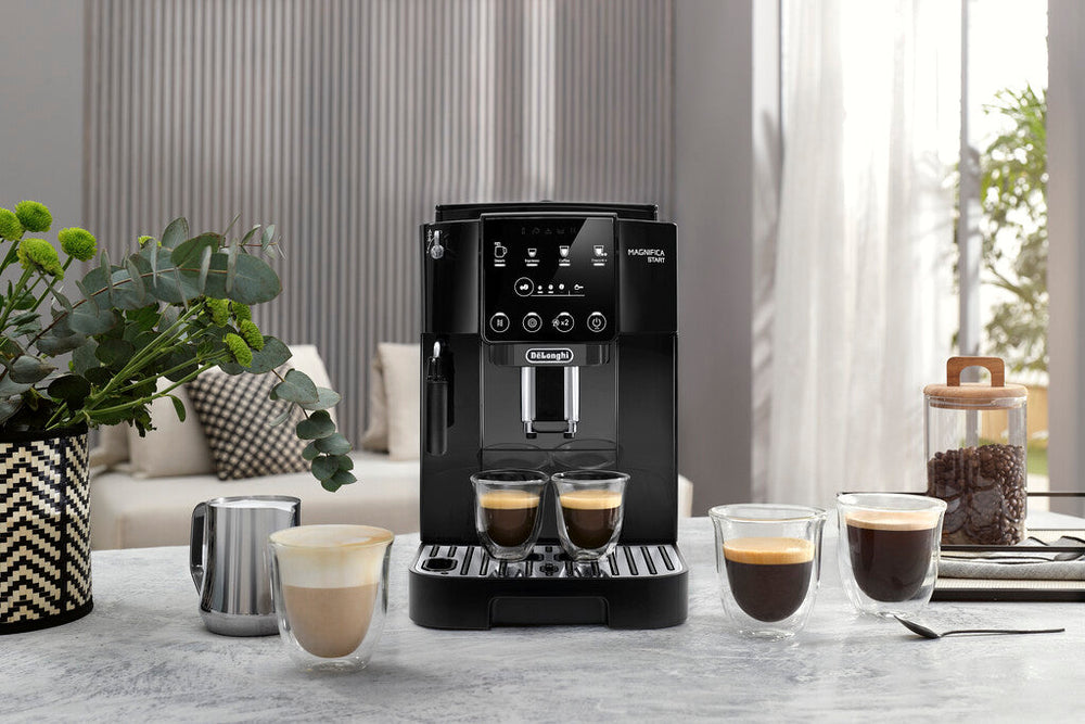 Machine à café à grain De'Longhi Magnifica Start dans un salon, avec expressos et cappuccino